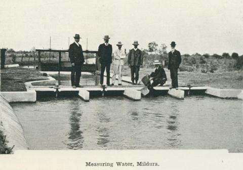 Measuring water, Mildura, 1918