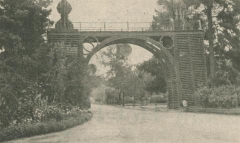 Entrance to Victoria Park, Echuca, 1947-48