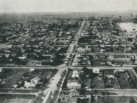 Looking eastward along Macalister Street, Sale, 1938