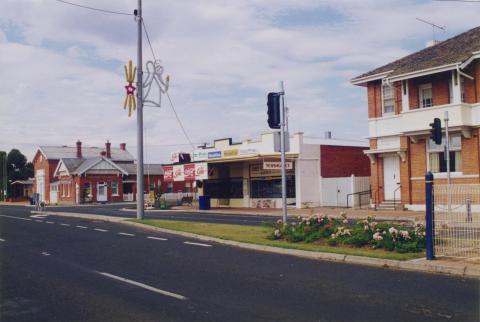 Post Office, shops, former State Bank, Stratford, 1998