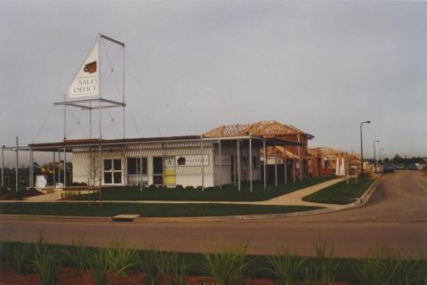 Cairnlea, 2000