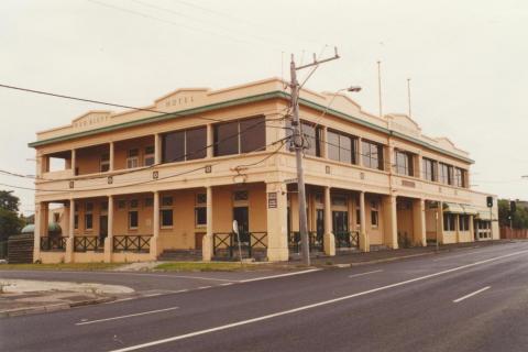 Red Bluff Hotel, Sandringham, 2001