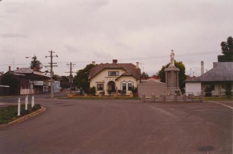 House and war memorial, Inglewood, 2001