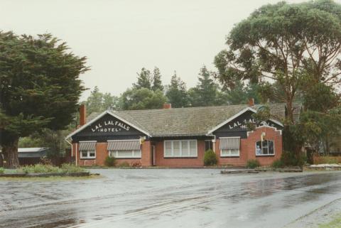 Lal Lal Falls Hotel, 2002