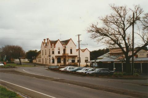 Buninyong Crown Hotel, 2002