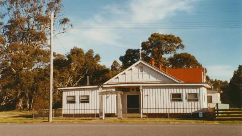 Navarre Hall and War Memorial, 2002