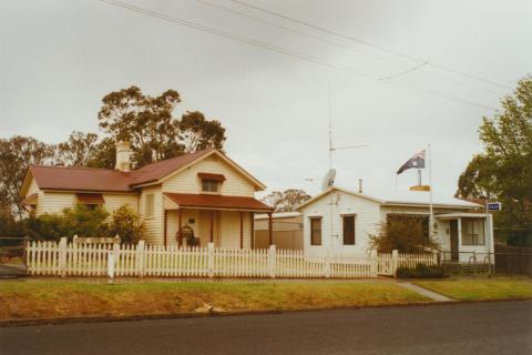 Balmoral court house and police station, 2002