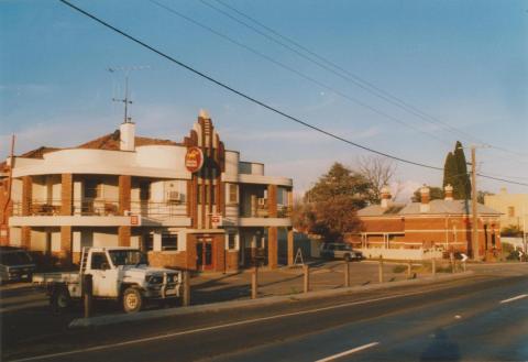 Loddon Bridge Hotel and post office, Bridgewater, 2008