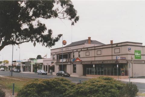 Moe Hotel, 2010