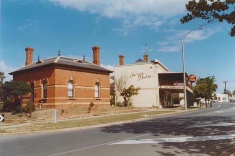 Former customs house (1886) and Old Empire Hotel, Wahgunyah, 2010