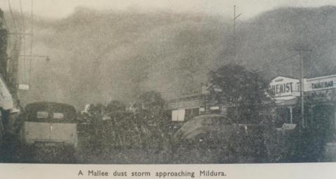 A Mallee dust storm approaches Mildura, 1943