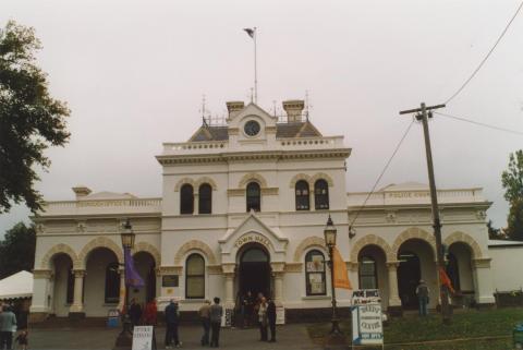 Clunes borough hall and court house, 2010