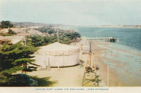 Looking east along the Esplanade, Lakes Entrance, 1955