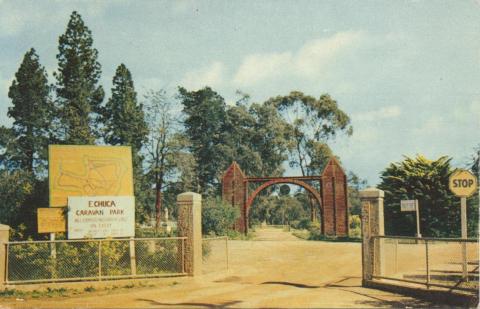 Entrance to the Victoria Park Reserve and camping ground, Echuca