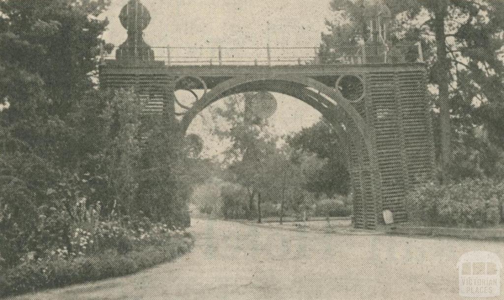 Entrance to Victoria Park, Echuca, 1947-48