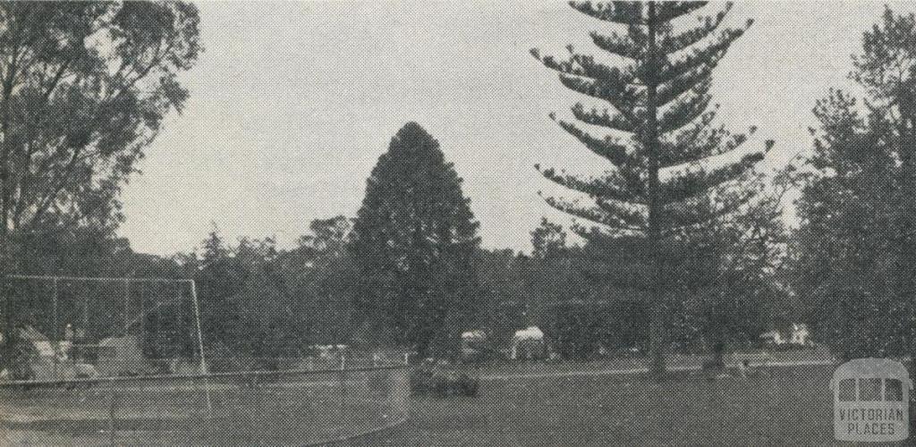 Victoria Park and adjacent Caravan and Camping Park, Echuca, 1961