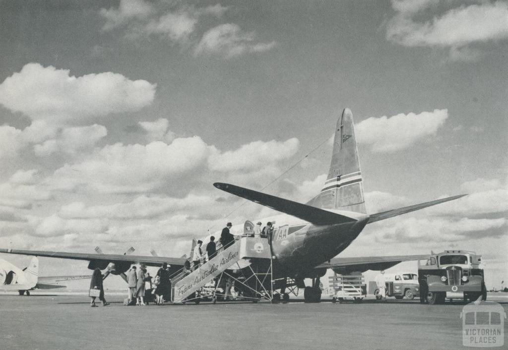 Vikers Viscount airliner, Essendon North, 1958