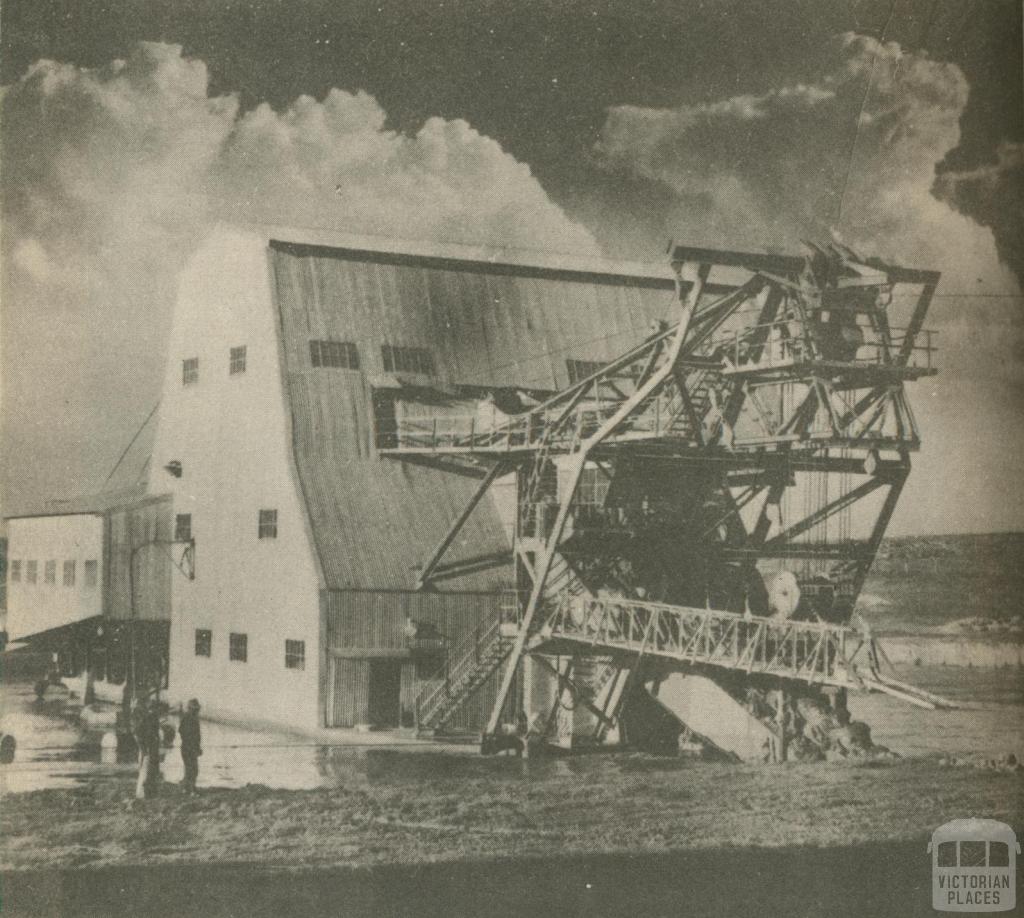 Dredging for alluvial gold, Newstead, 1950