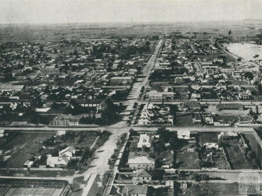 Looking eastward along Macalister Street, Sale, 1938