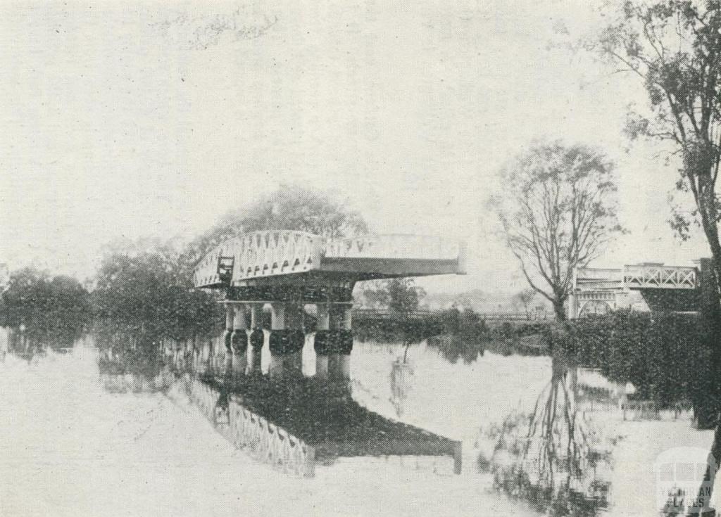 Swing Bridge, junction of Latrobe and Thomson Rivers, Sale, 1938