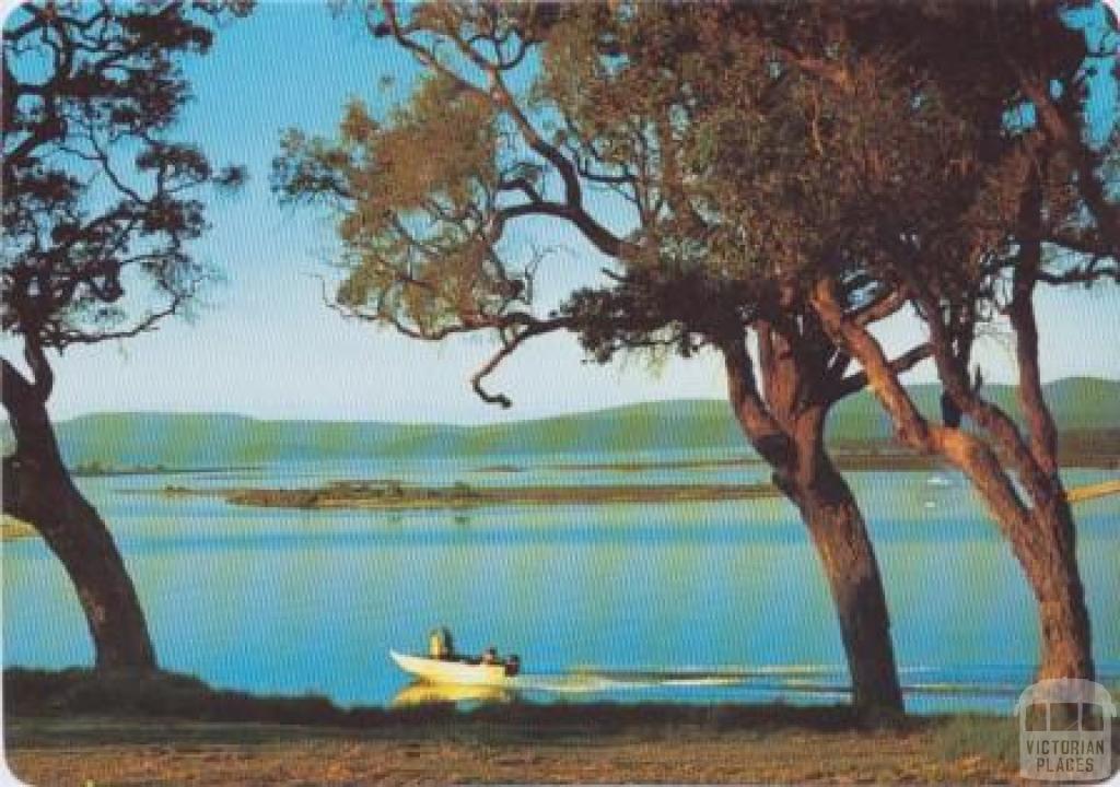 Abalone fishing boat returning to Mallaoota wharf