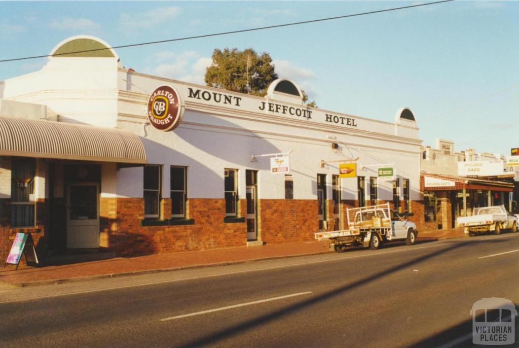 Mount Jeffcott Hotel, Donald, 2000