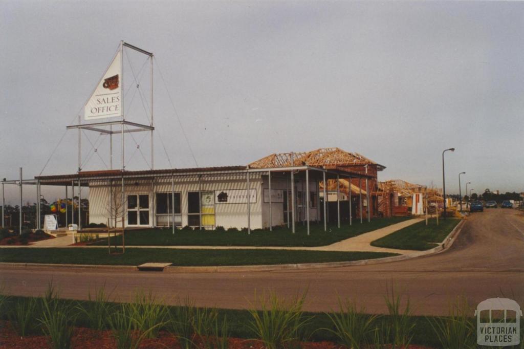 Cairnlea, 2000