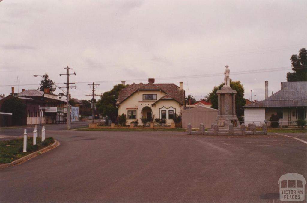 House and war memorial, Inglewood, 2001