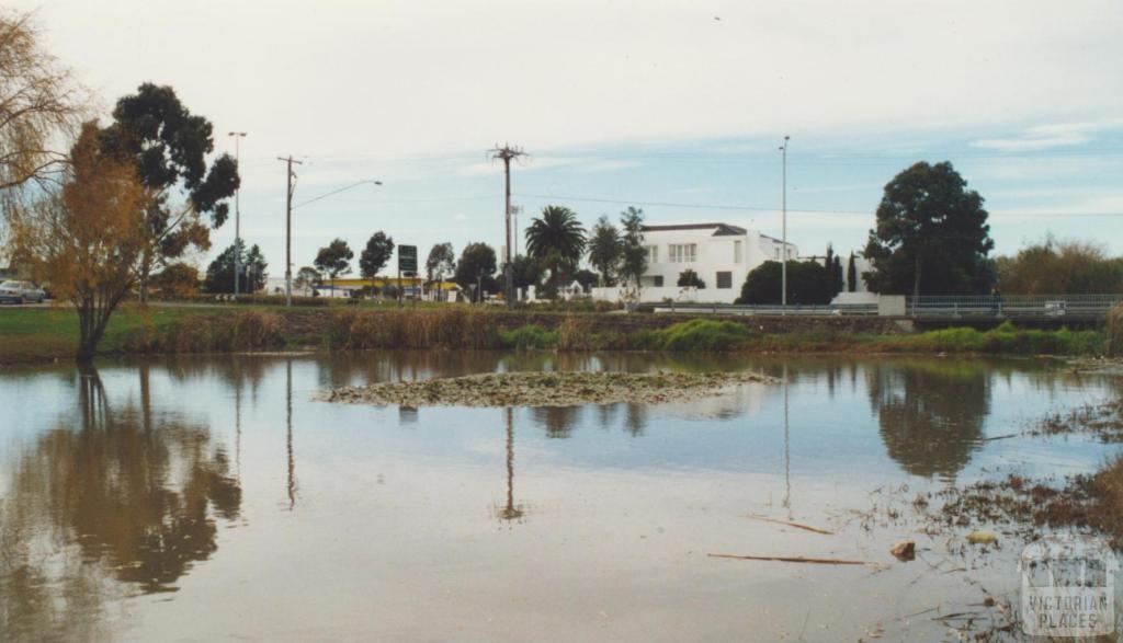 Taylors Lakes, Sunshine Avenue, 2002