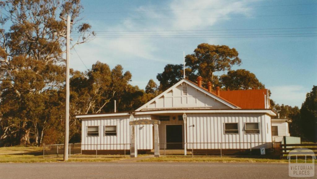 Navarre Hall and War Memorial, 2002