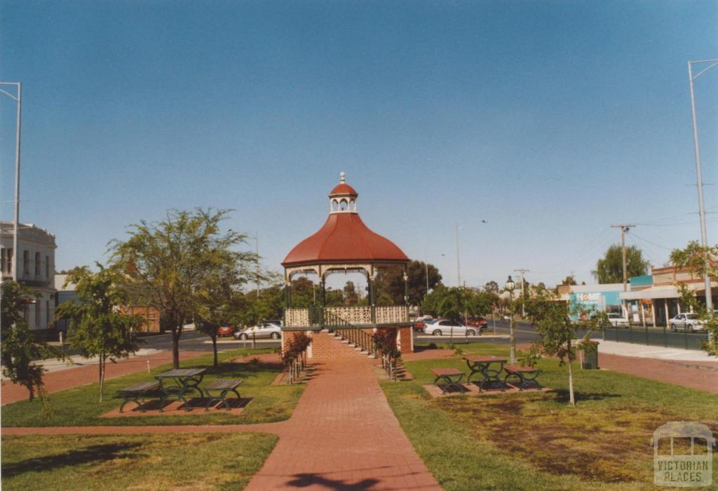 Victoria Street looking south-west, Nhill, 2007