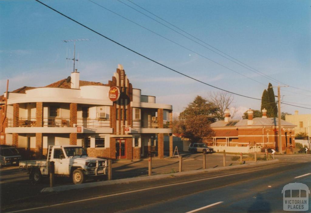 Loddon Bridge Hotel and post office, Bridgewater, 2008