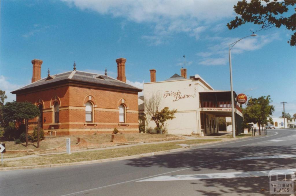 Former customs house (1886) and Old Empire Hotel, Wahgunyah, 2010