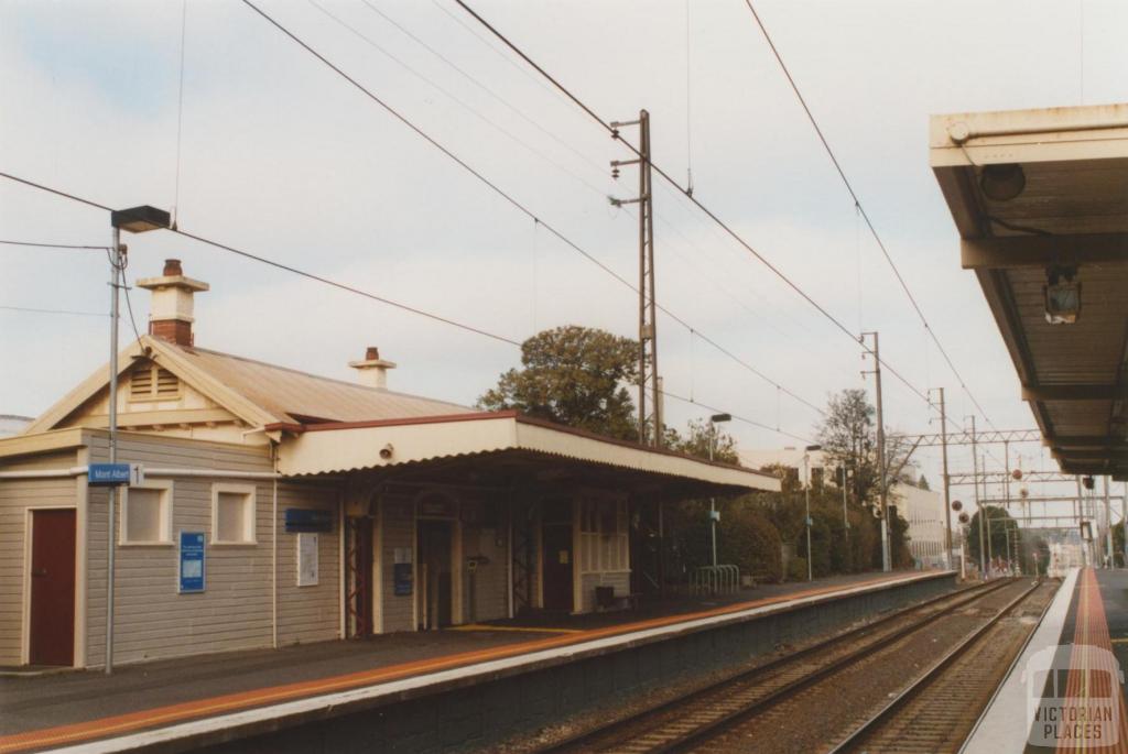 Mont Albert station, 2010