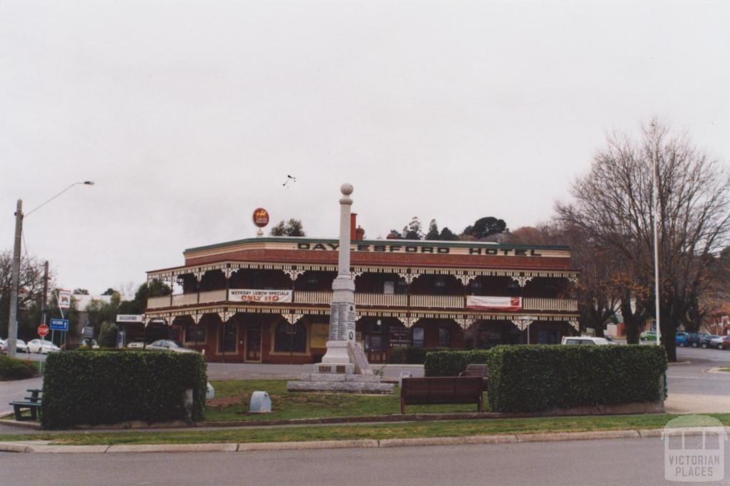 Hotel and War Memorial, Daylesford, 2011