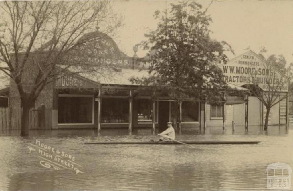 Moore & Sons, High Street, Echuca, 1909