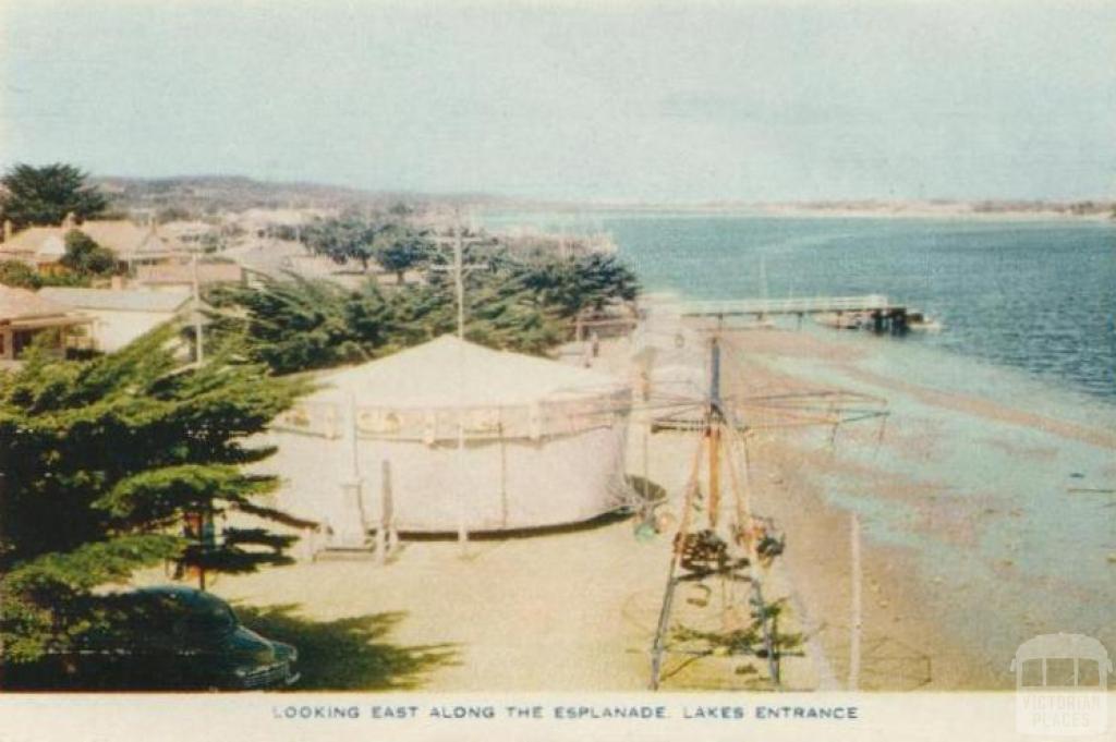 Looking east along the Esplanade, Lakes Entrance, 1955